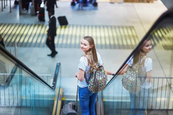 Туристическая девушка с рюкзаком в международном аэропорту — стоковое фото