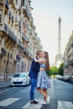 Romantik Çift Eiffel tower Paris civarındaki oteller