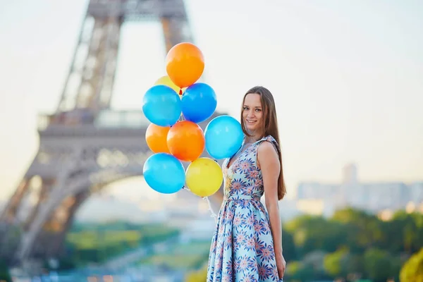 Giovane donna con un mucchio di palloncini vicino alla torre Eiffel — Foto Stock