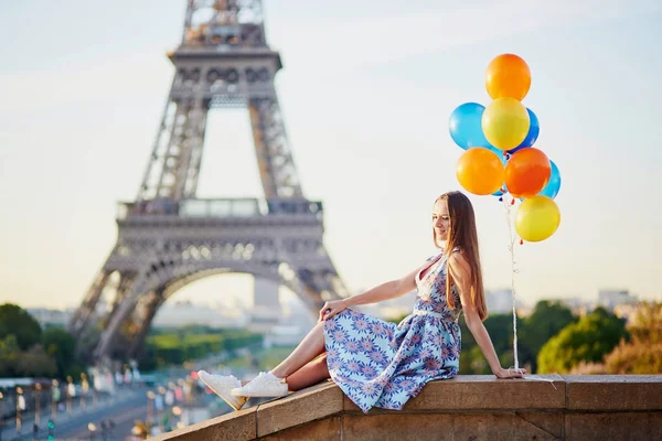 束的气球在埃菲尔铁塔附近的年轻女子 — 图库照片