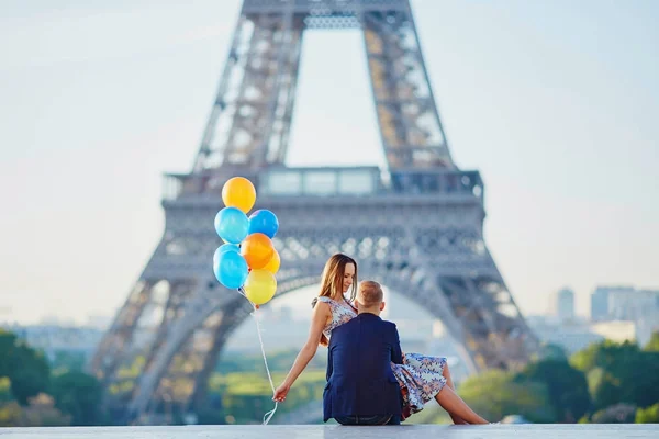 Paar mit bunten Luftballons am Eiffelturm — Stockfoto