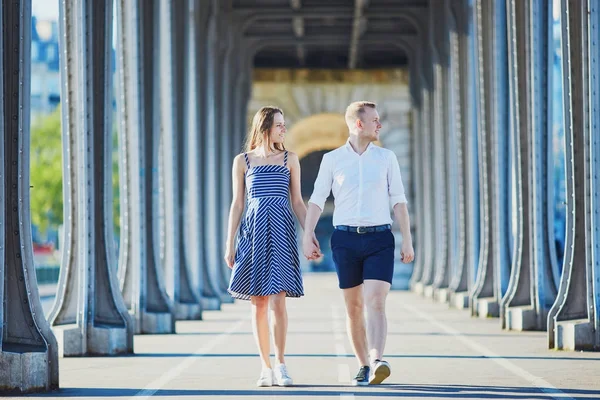 Pareja caminando por el puente Bir-Hakeim en París, Francia — Foto de Stock