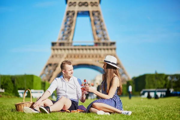 Paar beim Picknick in der Nähe des Eiffelturms in Paris, Frankreich — Stockfoto