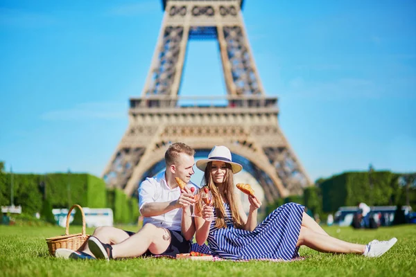 Pár s piknik na Eiffelovu věž v Paříži — Stock fotografie
