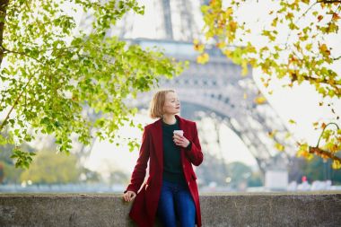 Güzel genç Fransız kadın Paris'te Eyfel Kulesinin yakınında