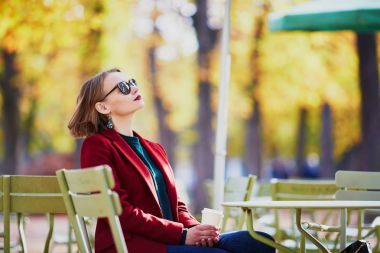 Zarif Paris kadın parkta kahve içme