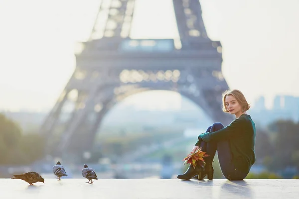 Красива молода жінка французького поблизу: Ейфелева вежа в Парижі — стокове фото