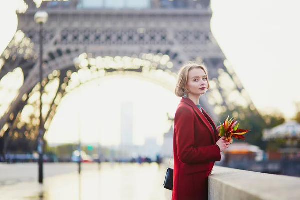 Piękna młoda kobieta francuski, w pobliżu wieży Eiffla w Paryżu — Zdjęcie stockowe