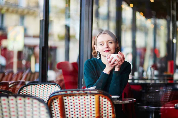 Elegant fransk kvinna i parisisk café — Stockfoto