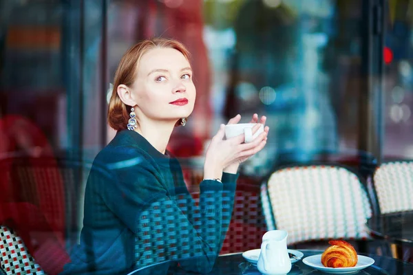 Mulher francesa elegante no café parisiense — Fotografia de Stock