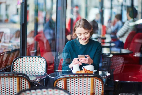 Элегантная французская женщина в парижском кафе — стоковое фото
