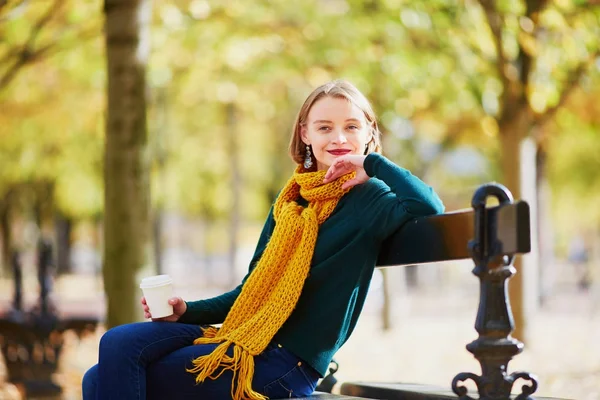 Chica joven feliz en bufanda amarilla caminando en el parque de otoño —  Fotos de Stock