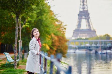 Bir parlak sonbahar günü Paris'te genç kadın