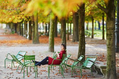 Bir parlak sonbahar günü Paris'te genç kadın