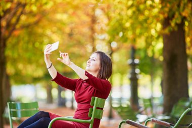 Bir parlak sonbahar günü Paris'te genç kadın