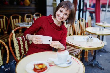 Paris kafede kahve içme ve fotoğraf yapma kadın Fransız