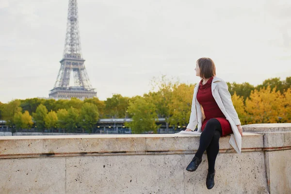 明るい秋の日のパリの若い女性 — ストック写真
