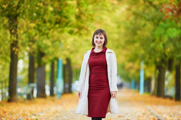 Jonge vrouw in Parijs op een heldere herfstdag — Stockfoto