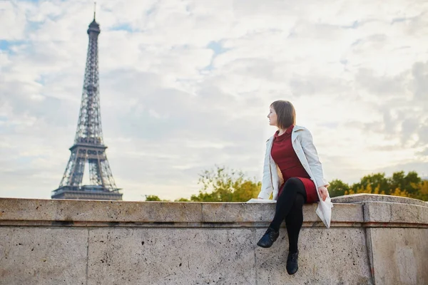 Mujer joven en París en un día de otoño brillante — Foto de Stock