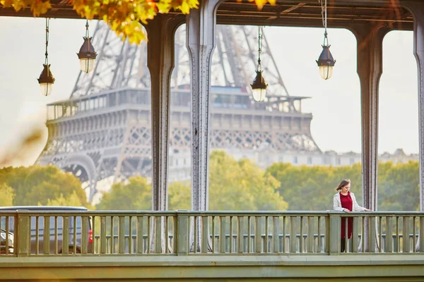 Mujer joven en París en el puente Bir-Hakeim —  Fotos de Stock