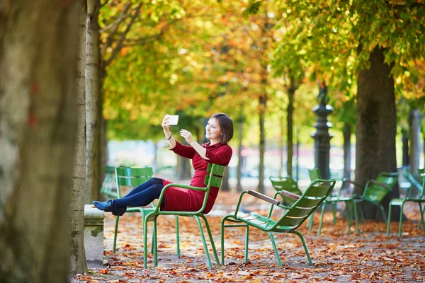 Mujer joven en París en un día de otoño brillante —  Fotos de Stock