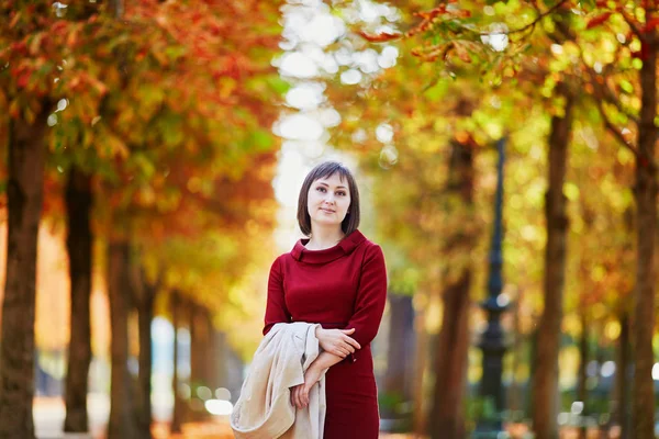 Mujer joven en París en un día de otoño brillante — Foto de Stock