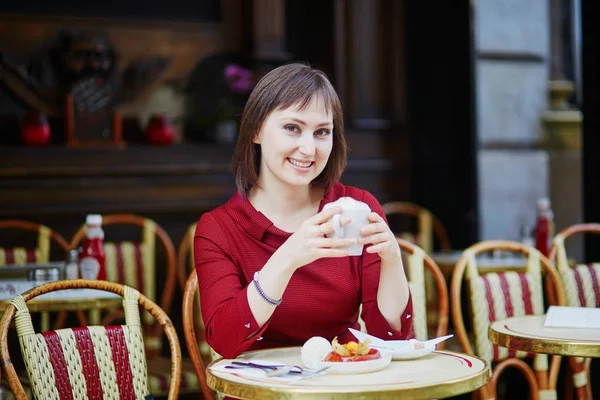 Mujer francesa tomando café en la cafetería parisina al aire libre — Foto de Stock