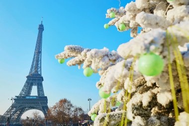 Noel ağacı Paris'te Eyfel Kulesinin yakınında kar ile kaplı