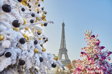 Noel ağacı Paris'te Eyfel Kulesinin yakınında kar ile kaplı