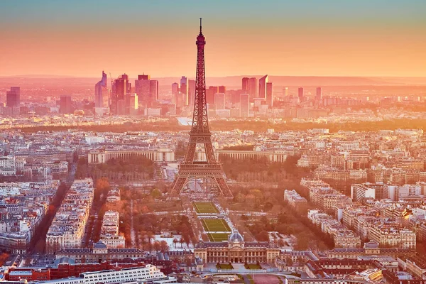 Tour Eiffel au coucher du soleil — Photo