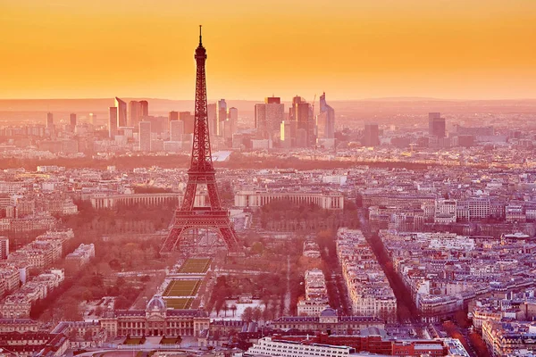 Vue aérienne de la tour Eiffel au coucher du soleil — Photo