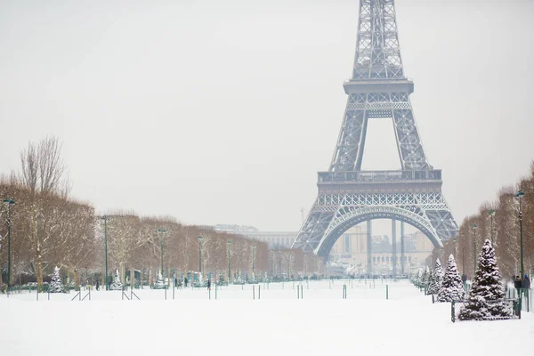 Снежный день в Париже, Франция — стоковое фото