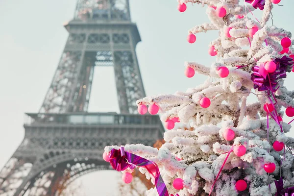 Árvore de Natal coberta de neve perto da Torre Eiffel em Paris — Fotografia de Stock