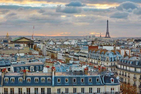 Skyline parisienne avec la tour Eiffel au coucher du soleil — Photo