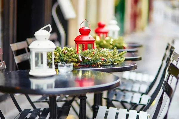 Parisian outdoor cafe decorated for Christmas — Stock Photo, Image