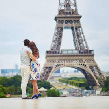 Eiffel tower yakınındaki mutlu çift
