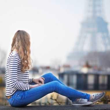 Eiffel tower yakınındaki Paris, mutlu bir genç kadın