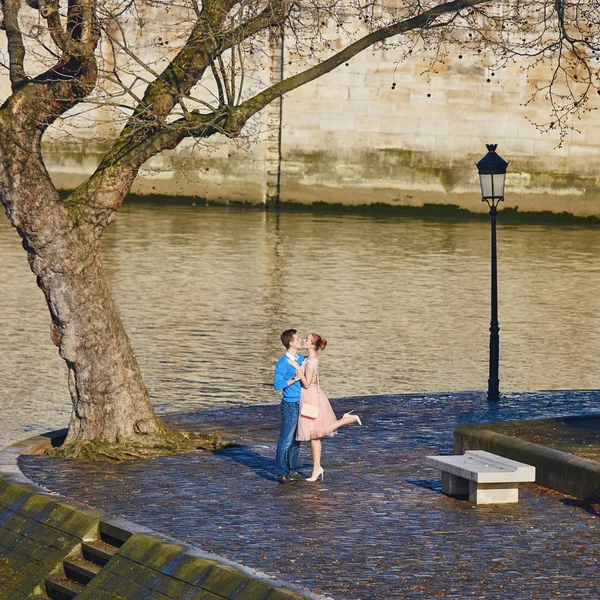 Boldog pár csók Notre-Dame közelében Párizsban a Szajna — Stock Fotó
