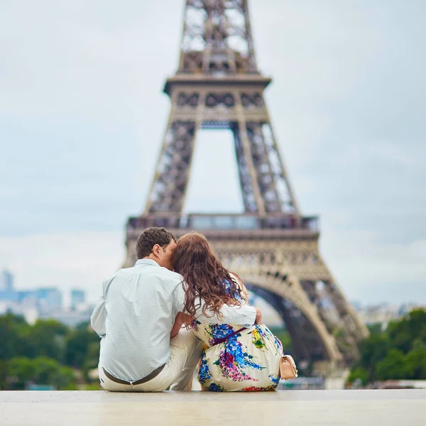 Pareja feliz cerca de la Torre Eiffel —  Fotos de Stock