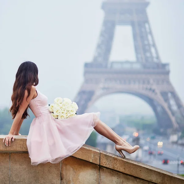 Glückliche junge Frau in Paris, in der Nähe des Eiffelturms — Stockfoto