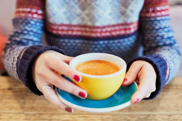 Mani donna con tazza di caffè caldo — Foto Stock