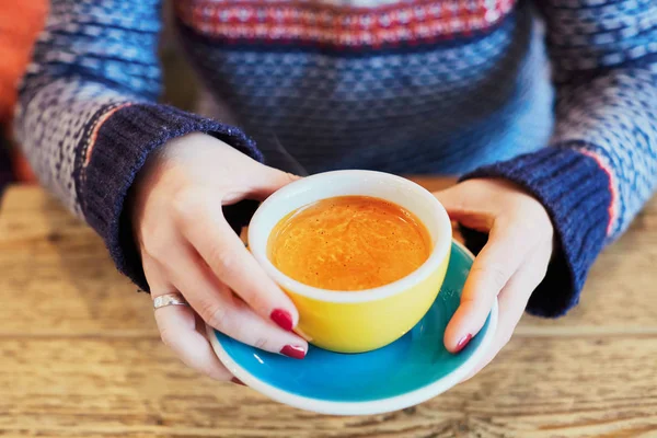 Mains de femme avec une tasse de café chaud — Photo