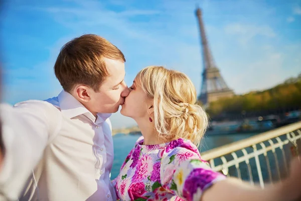 Casal feliz tirando selfie perto da torre Eiffel — Fotografia de Stock