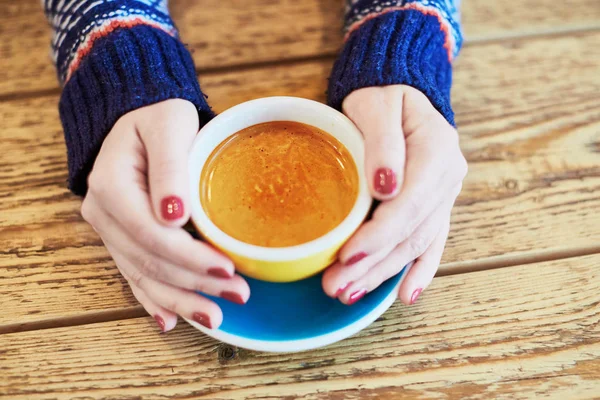 ホット コーヒーのカップを持つ女の手 — ストック写真