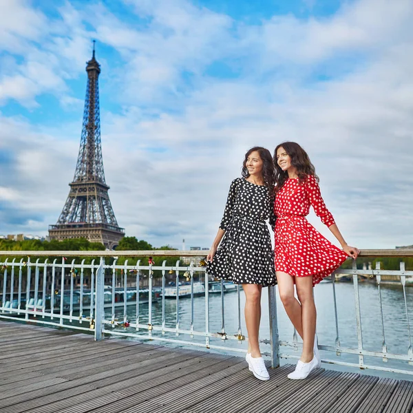Tvillingsystrar nära Eiffeltornet i Paris — Stockfoto