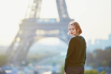 Sabah, Eyfel Kulesi yakınındaki Paris'te kız