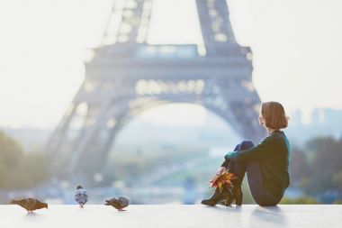Sabah, Eyfel Kulesi yakınındaki Paris'te kız