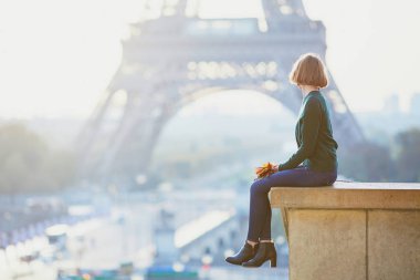 Sabah, Eyfel Kulesi yakınındaki Paris'te kız