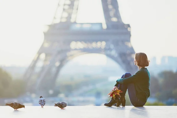 Girl in Paris near the Eiffel tower at morning — Stock Photo, Image