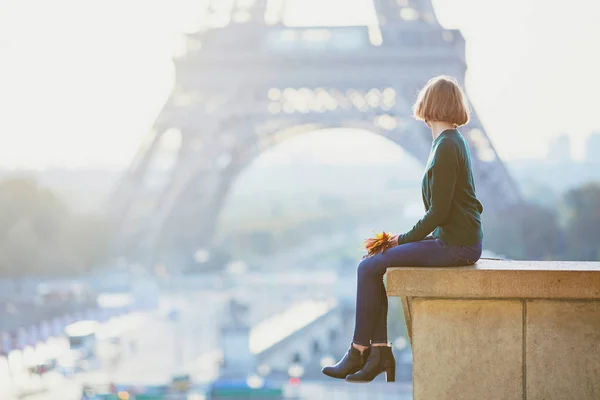 Девушка в Париже возле Эйфелевой башни утром — стоковое фото